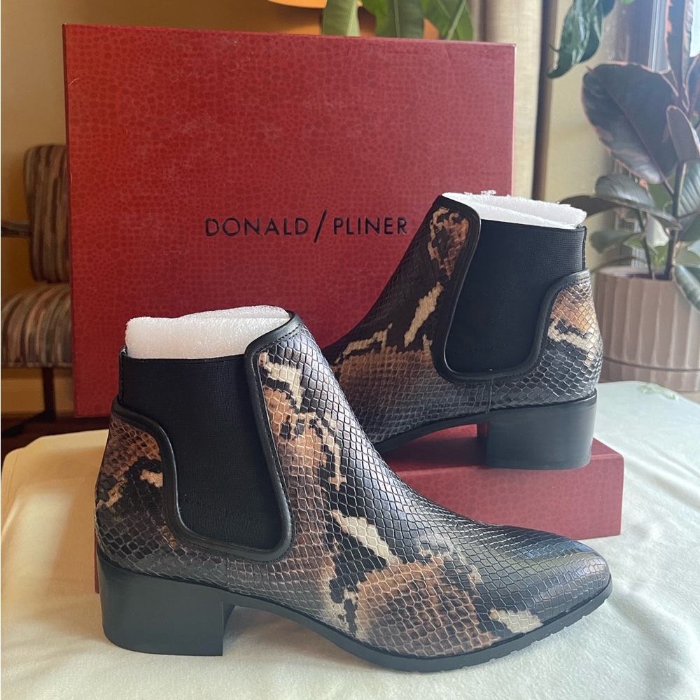 DONALD PLINER boots NEW!! Snake print black brown leather heel